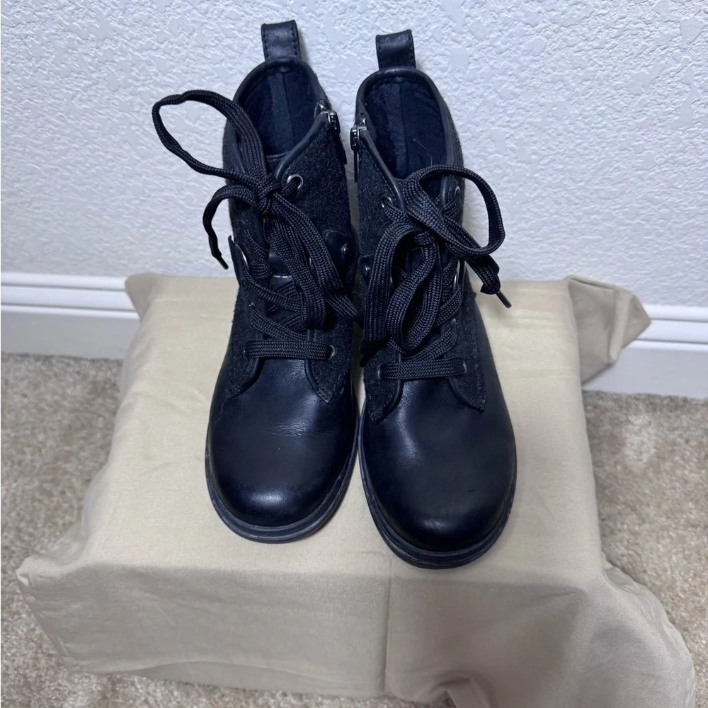 UGG Women's/Girls Hapsburg Laces & Zipper Black Leather Boots - Size 5.5